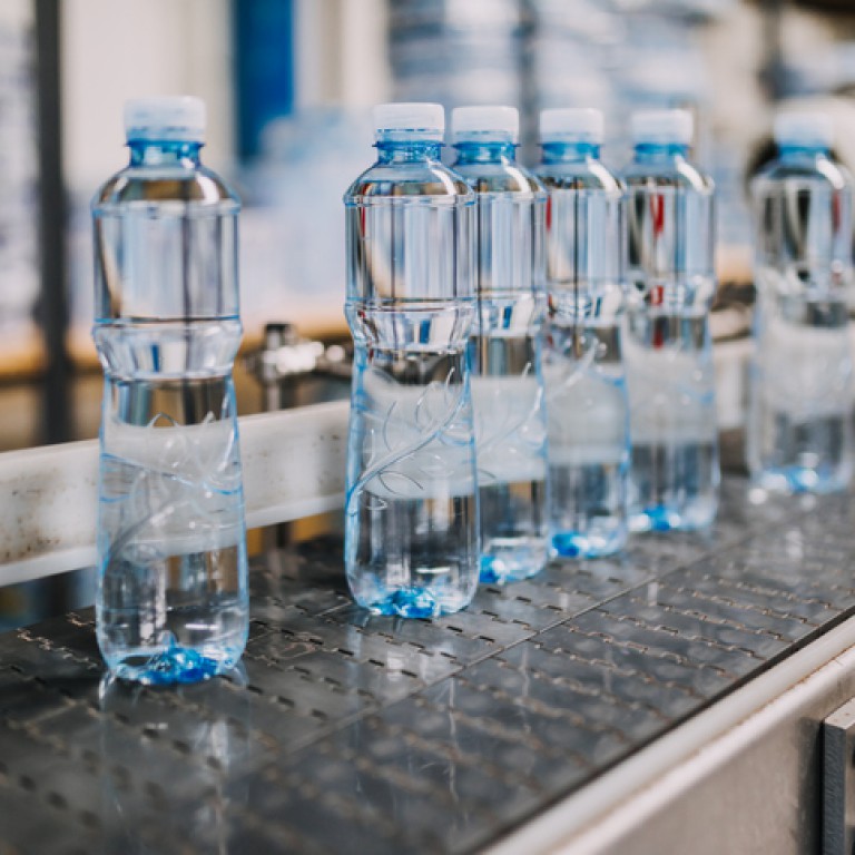 butelki z wodą na linii produkcyjnej