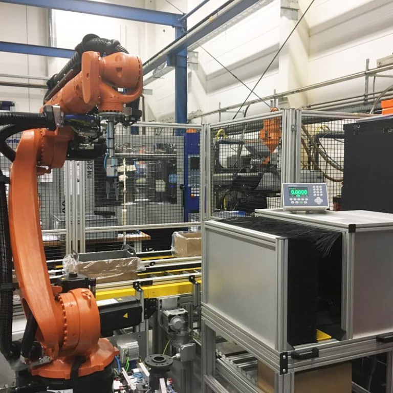 Zrobotyzowane stanowisko produkcji ślizgów pod łańcuch rozrządu - robot nr3